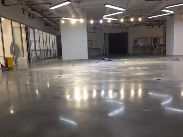 Dịch vụ mài sàn bê tông thực hiện bởi đội ngũ thợ lành nghề của Vĩnh Thái