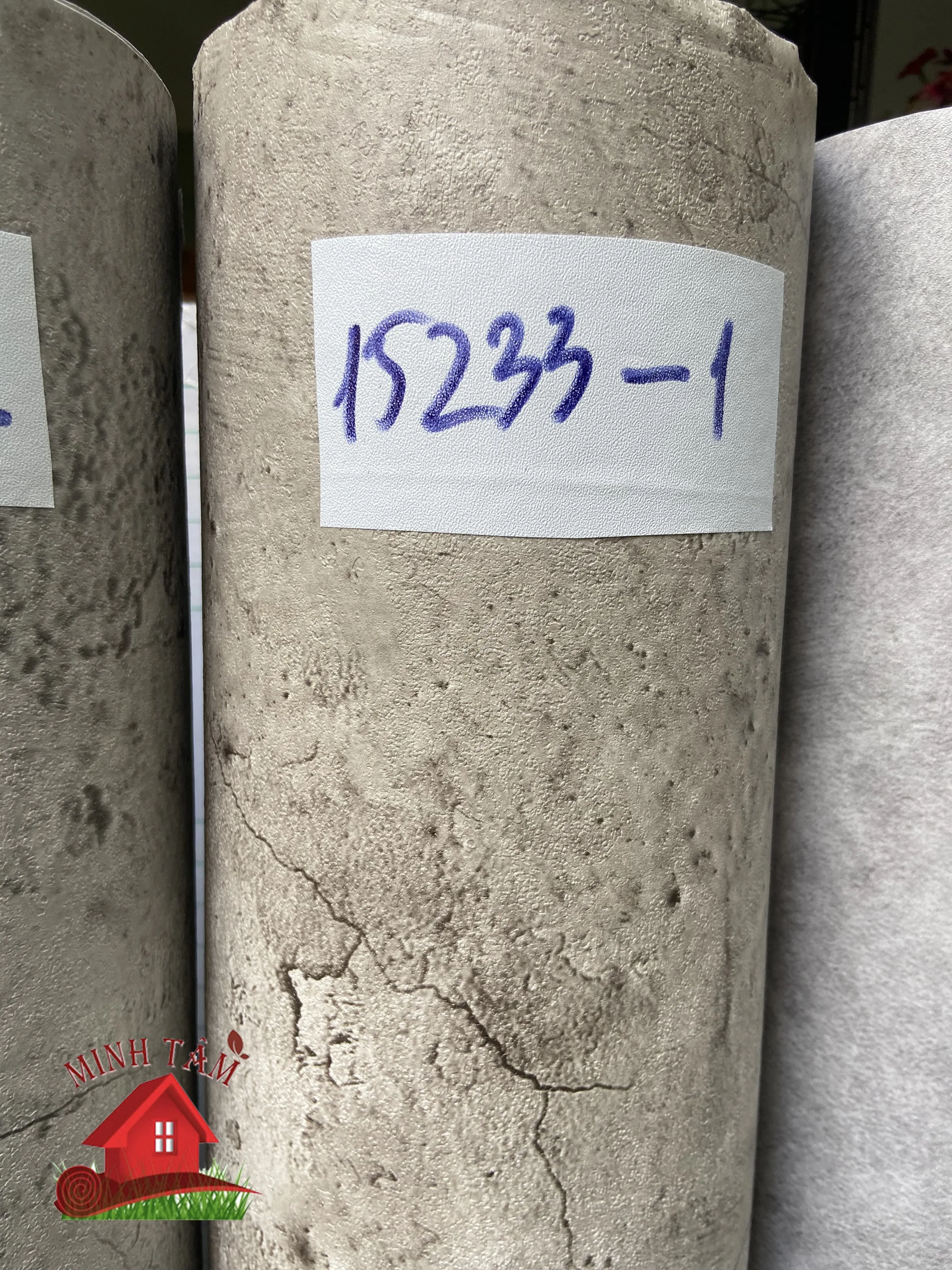 Bề mặt decal xi măng có độ bám dính cao và khả năng chống nước tuyệt đối