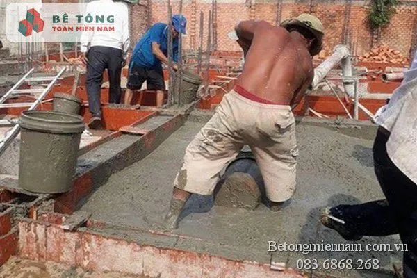 Cận cảnh bề mặt bê tông tươi sau khi được đổ xuống sàn nhà tại khu vực Quận 2 cũ