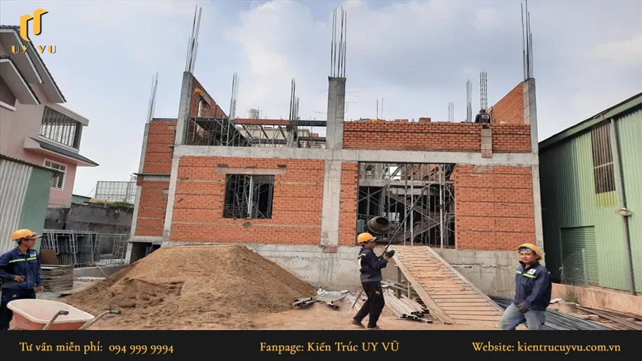 Tự thuê nhân công thô đòi hỏi gia chủ phải dành nhiều thời gian để giám sát và điều chỉnh