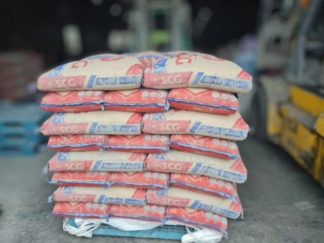 Sản phẩm xi măng cao cấp được đóng bao cẩn thận và xếp trên pallet để đảm bảo chất lượng tối đa