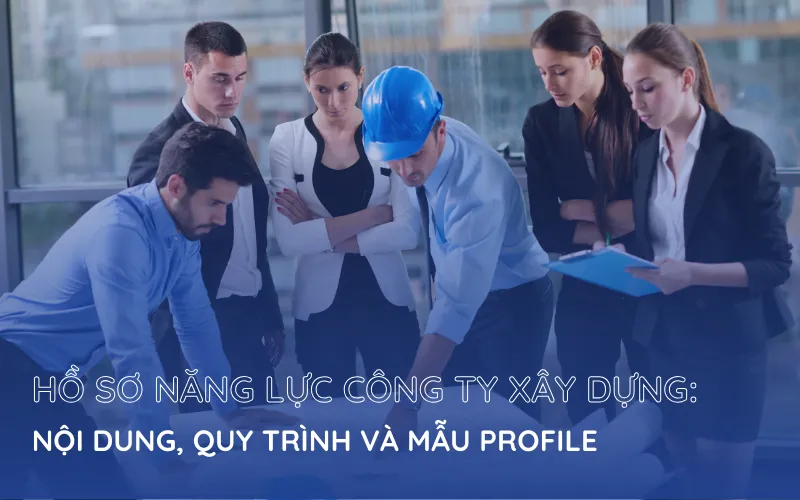 Nhóm 6 người đang bàn luận về bản thiết kế xây dựng