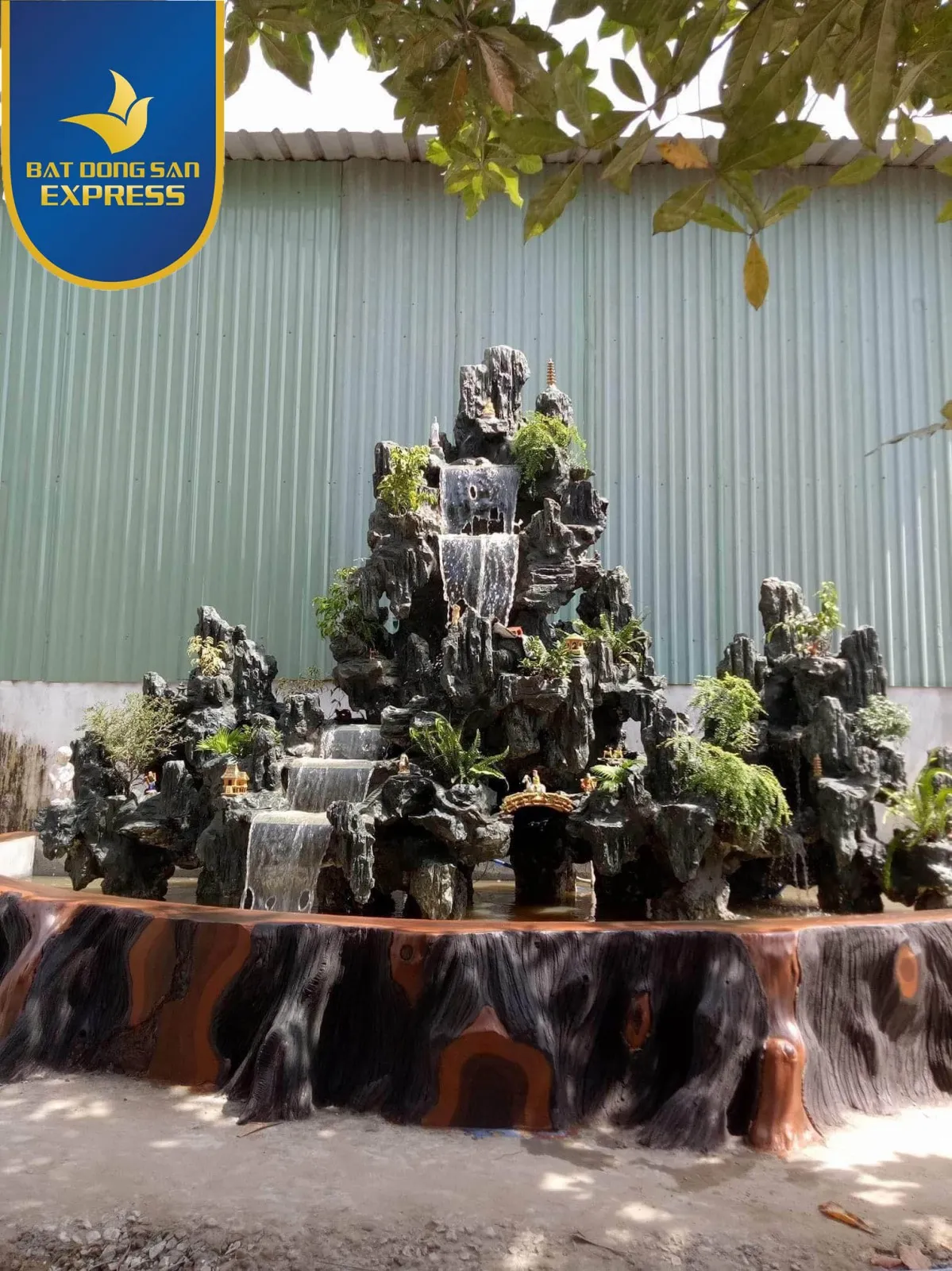 Ý nghĩa phong thủy và cấu trúc của non bộ bằng xi măng trong kiến trúc sân vườn