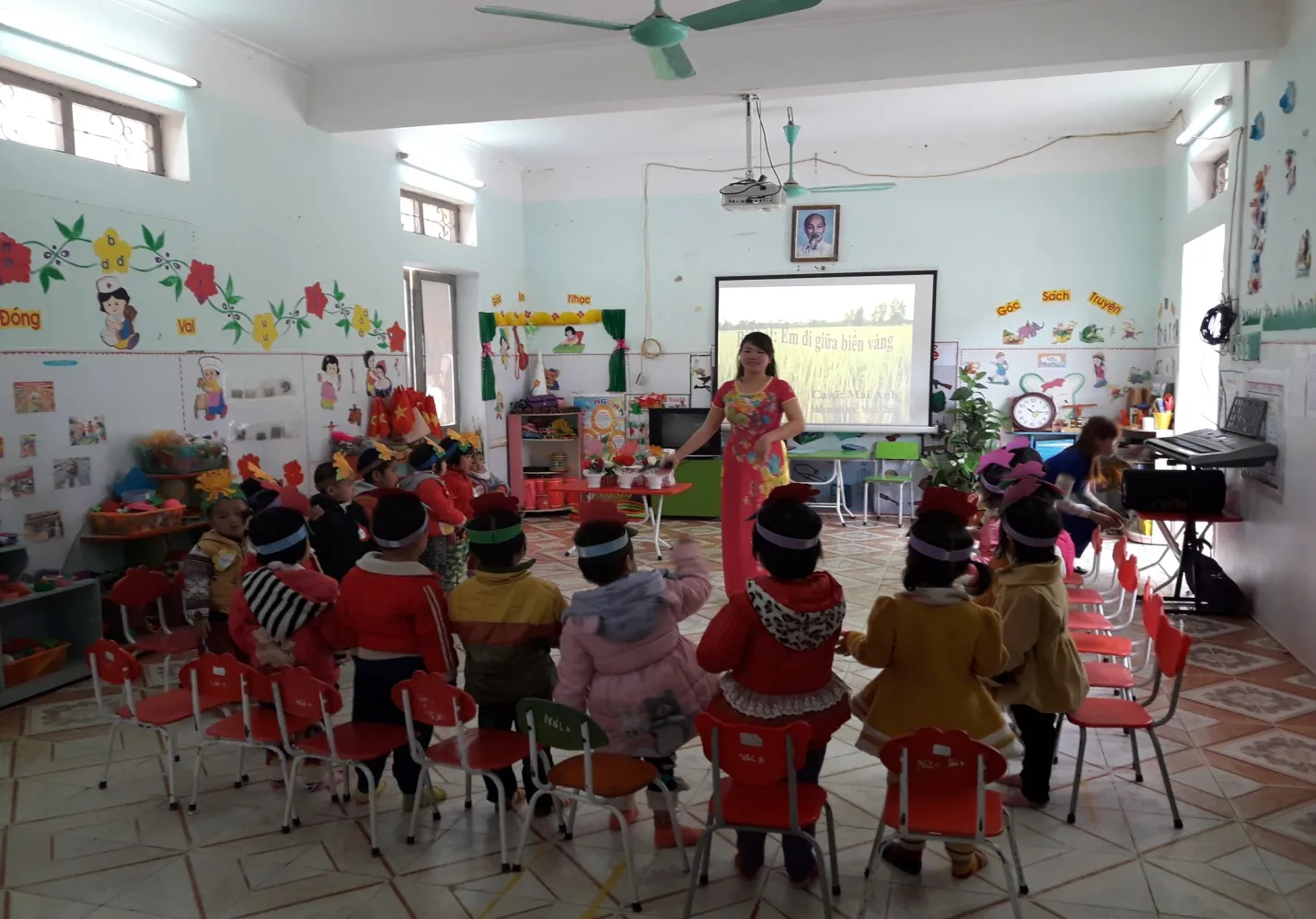 Hoạt động học của lớp mẫu giáo bé, Trường mầm non thị trấn huyện Điện Biên Đông