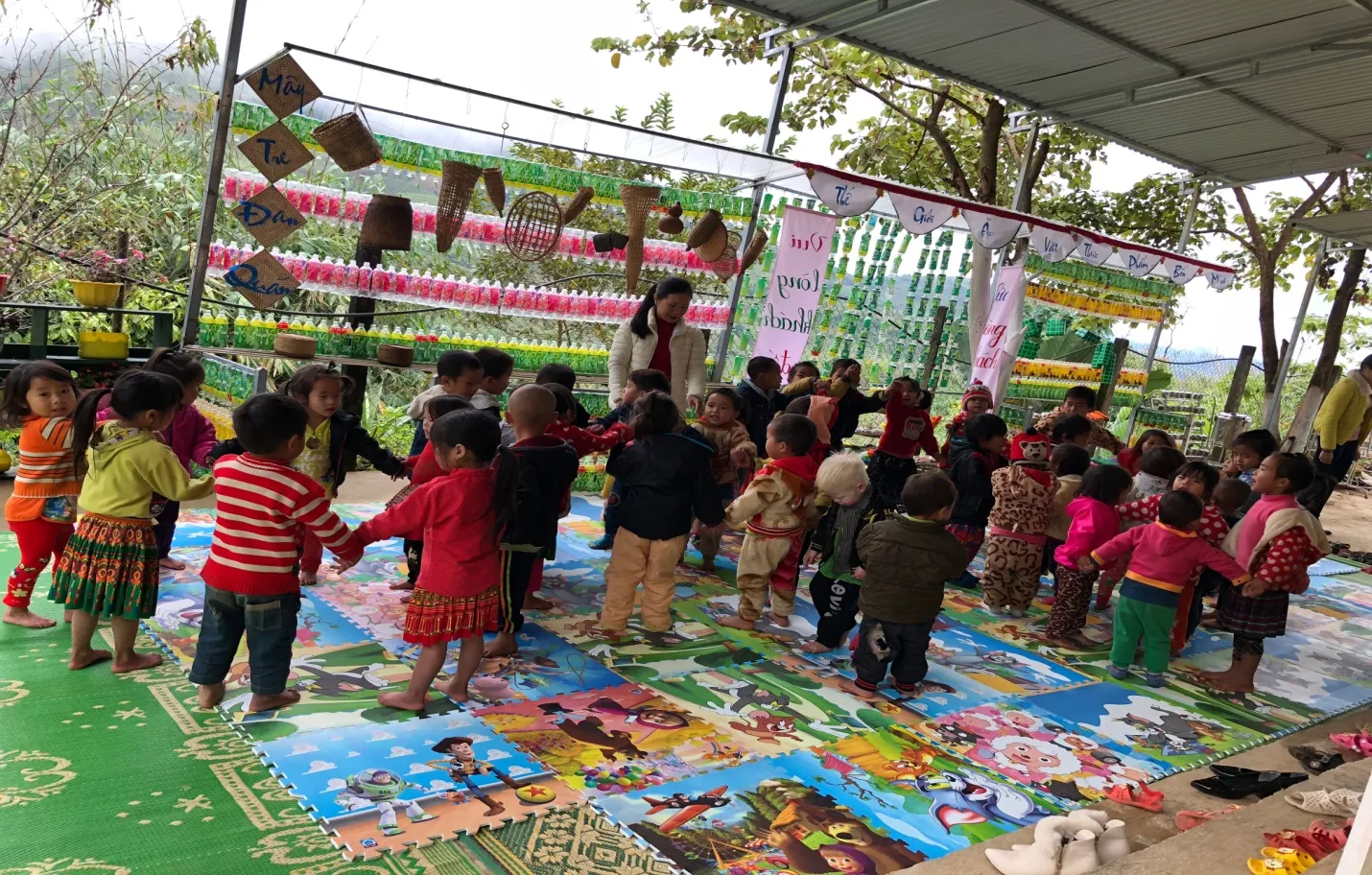 Hoạt động chơi ngoài trời của các bế lớp mẫu giáo ghép điểm trường Hua Rốm, trường Mầm non Tì Cáng, huyện Điện Biên