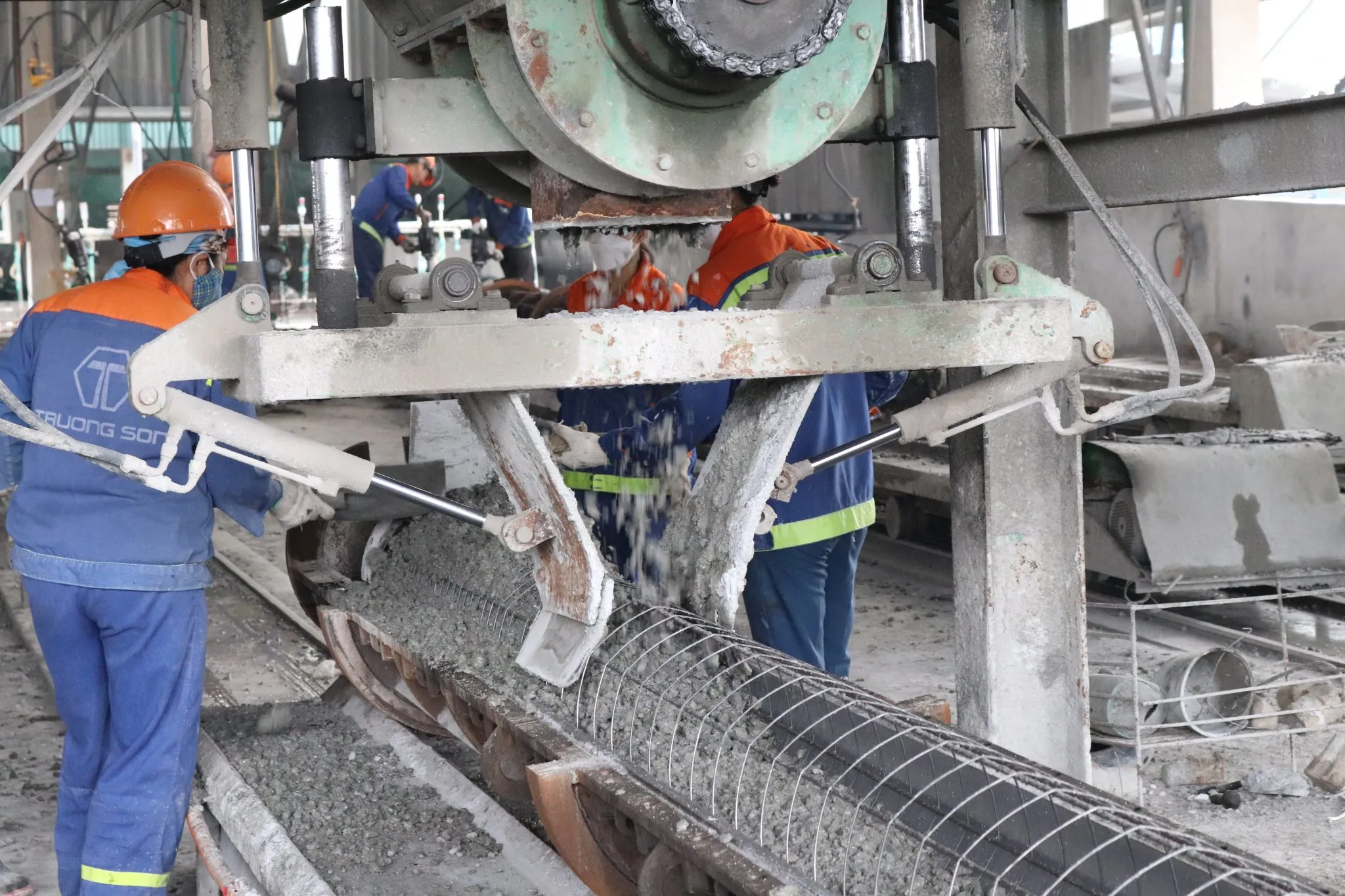 Rải bê tông vào khuôn