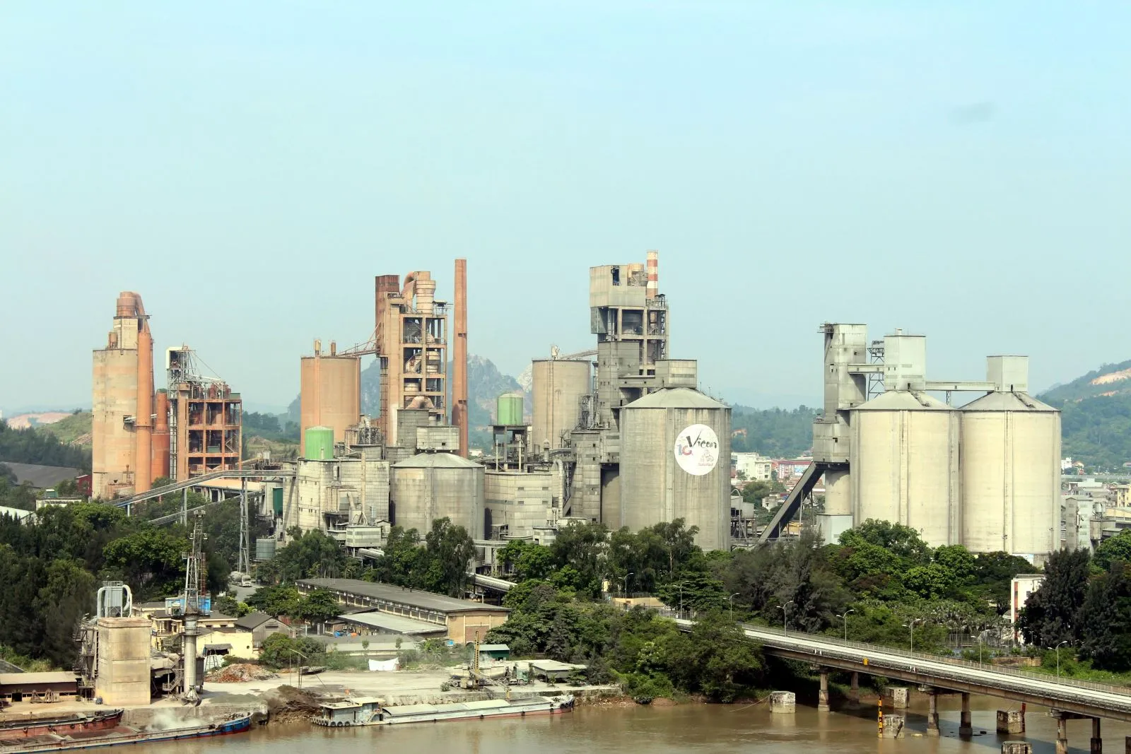 Nhà máy xi măng Hoàng Thạch với hệ thống dây chuyền sản xuất hiện đại