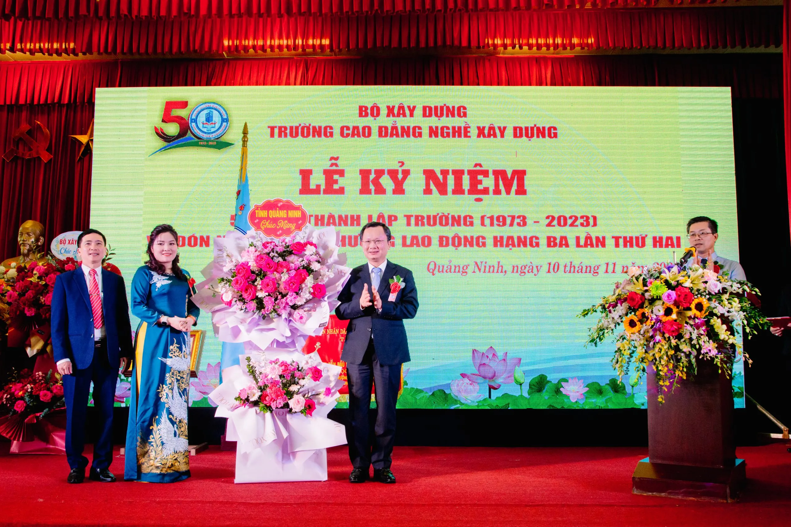 Sinh viên trong giờ học lý thuyết