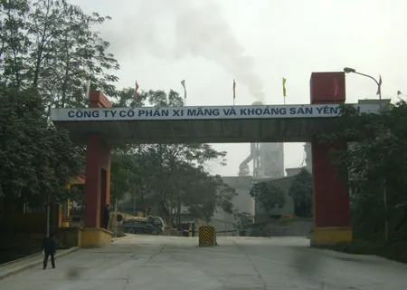 Khói bụi Nhà máy xi măng Yên Bái ngày đêm hành dân
