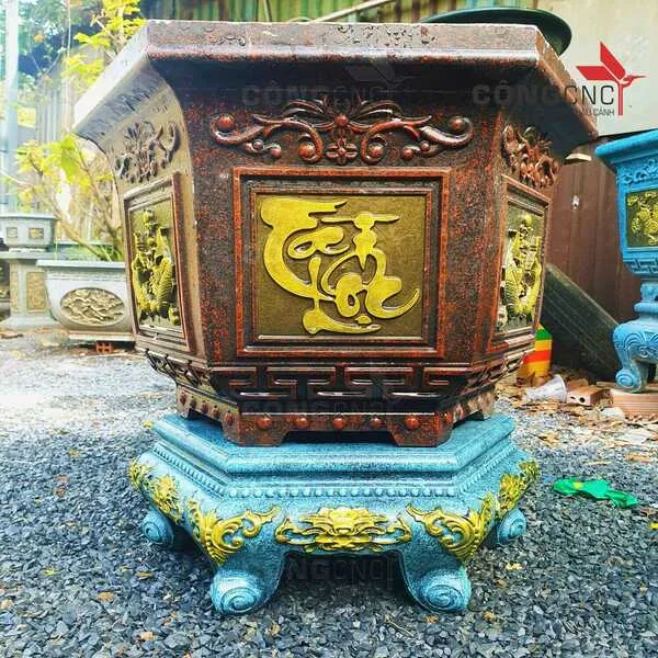 Kiểm tra độ hoàn thiện của hoa văn trên chậu xi măng sau khi vừa tháo khuôn nhựa