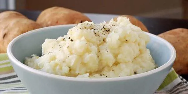 Kiểm tra khu vực khuất trong nhà sau khi đặt bả xi măng