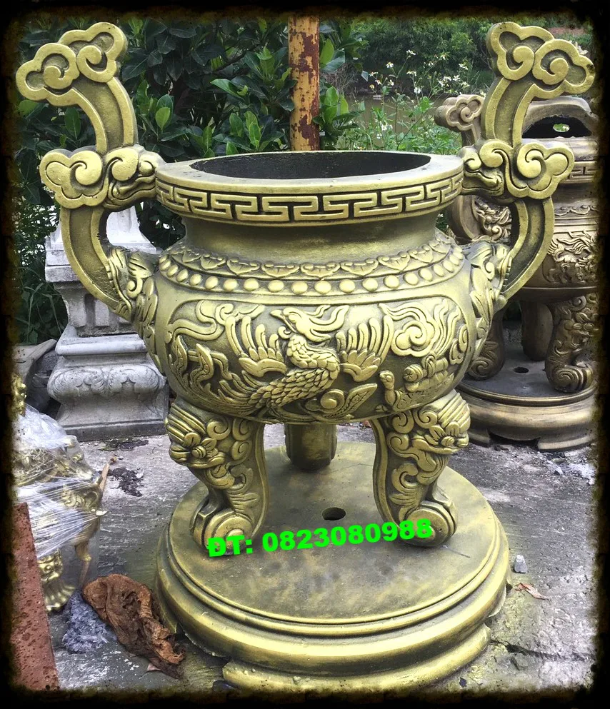 Lư hương xi măng đặt tại sân đình chùa và nhà thờ họ