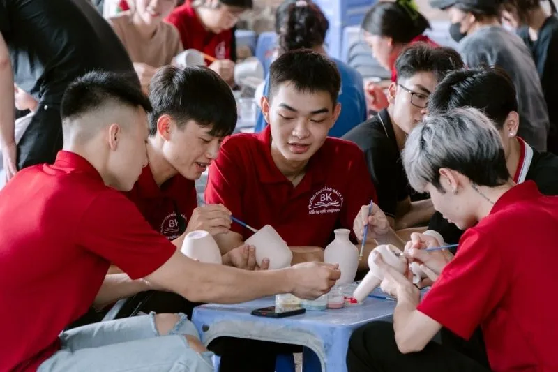 Sinh viên chuyên ngành đồ họa đang thực hiện bài tập thiết kế nhận diện thương hiệu trên máy tính