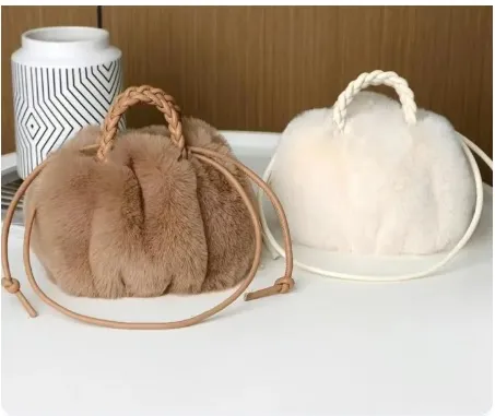 Mẫu túi đeo chéo thời trang giới thiệu trong bài viết gốc