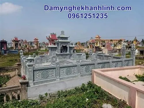 Mẫu thiết kế khu lăng mộ gia đình sử dụng đá xanh rêu cao cấp với hệ thống lăng thờ cánh và mộ tam cấp