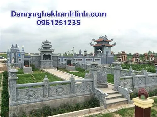 Không gian khu lăng mộ rộng lớn được quy hoạch bài bản với sự kết hợp của bình phong đá và lan can tứ quý