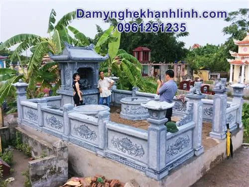 Họa tiết hoa văn cúc hóa cách điệu trên mộ đá tròn tạo nên nét thanh nhã và giá trị nghệ thuật cao