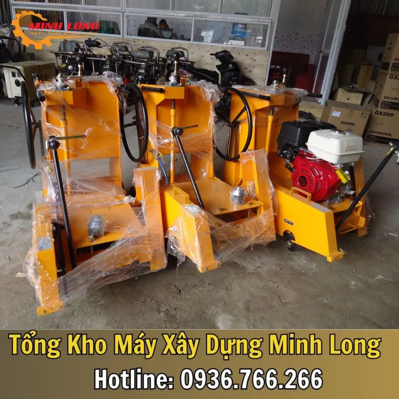 Kỹ thuật viên kiểm tra lưỡi cắt kim cương 500mm trước khi thi công đường nội bộ