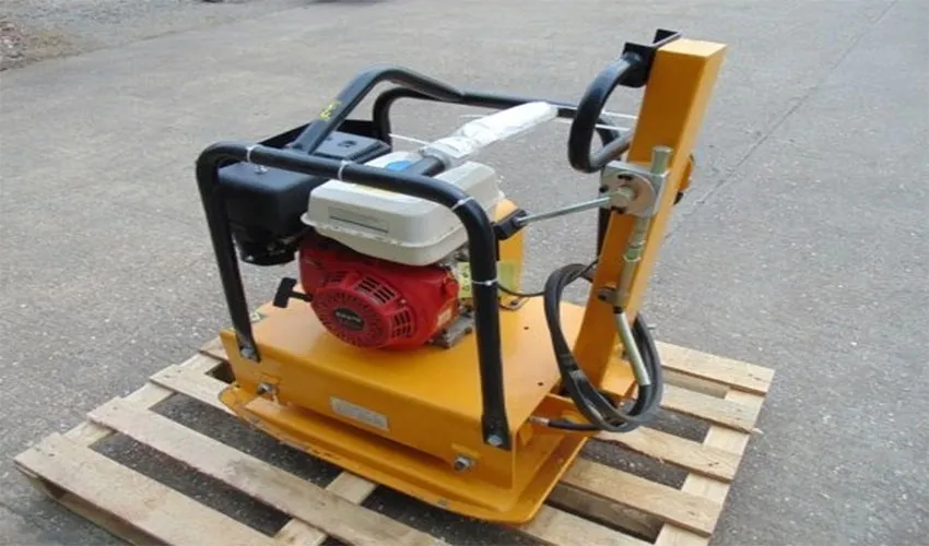 Máy đầm bàn đang làm phẳng bề mặt bê tông