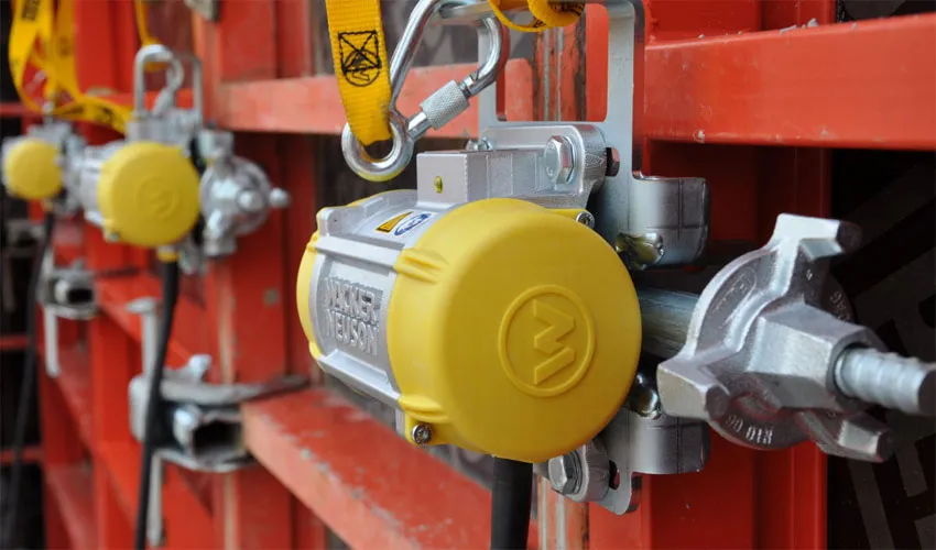 Máy đầm rung dán ván khuôn