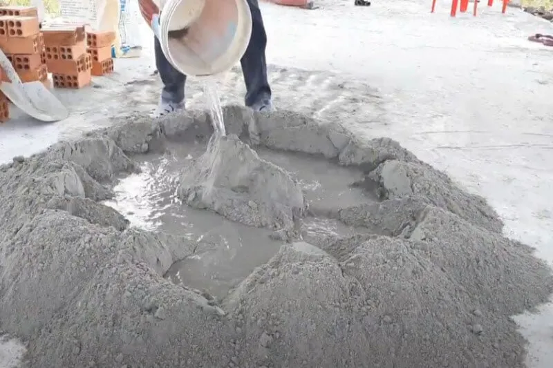 Công nhân đang thực hiện quy trình pha trộn vật liệu xây dựng tại công trình