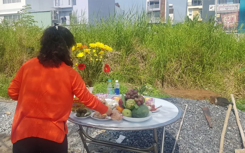 Thực hiện sửa soạn trước khi gia chủ khấn