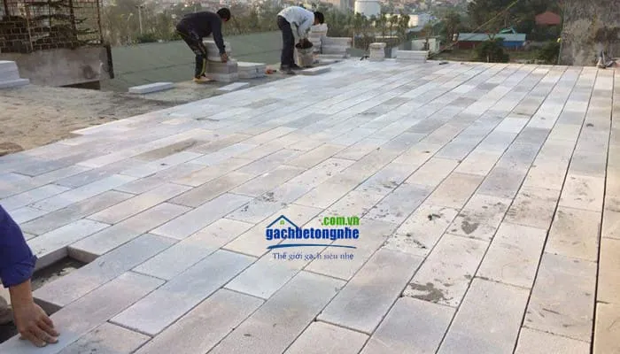 Dùng gạch siêu nhẹ nâng cao nền nhà