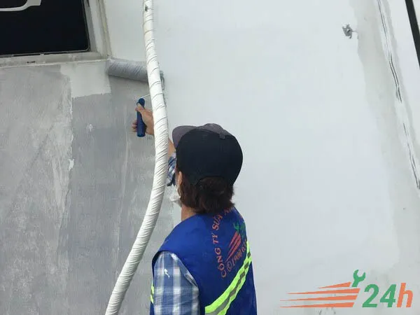 Quét vật liệu chống thấm lên tường