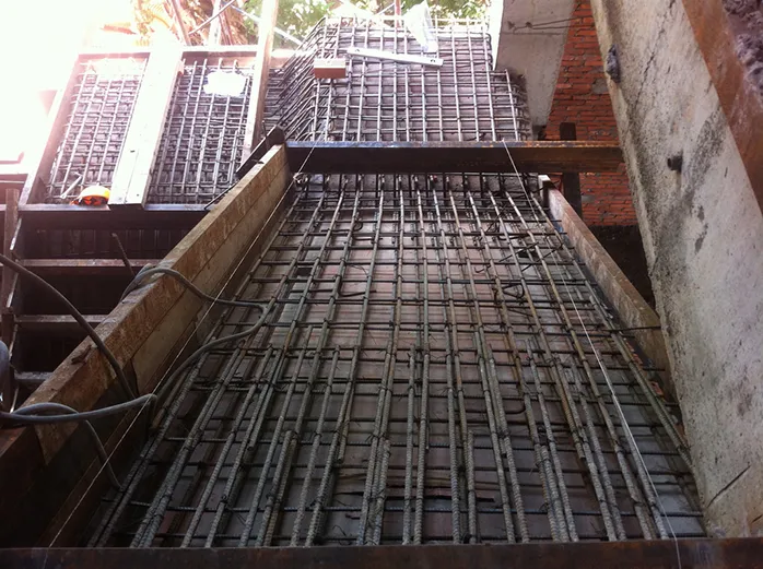 Sơ đồ bố trí cốt thép cầu thang bê tông với thép dọc và thép ngang