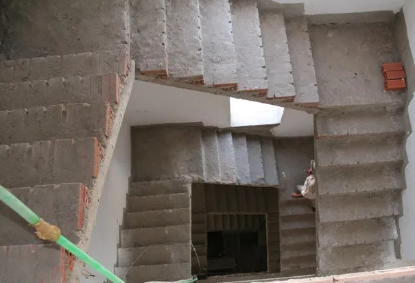 Hoàn thiện bậc thang sau khi đổ bản thang