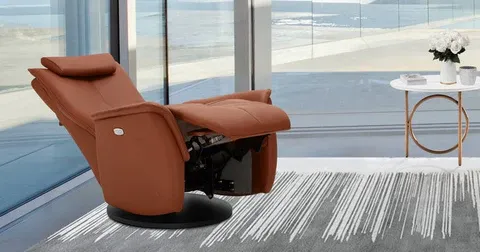 Ghế sofa đơn là món đồ trang trí nội thất phòng ngủ nên có