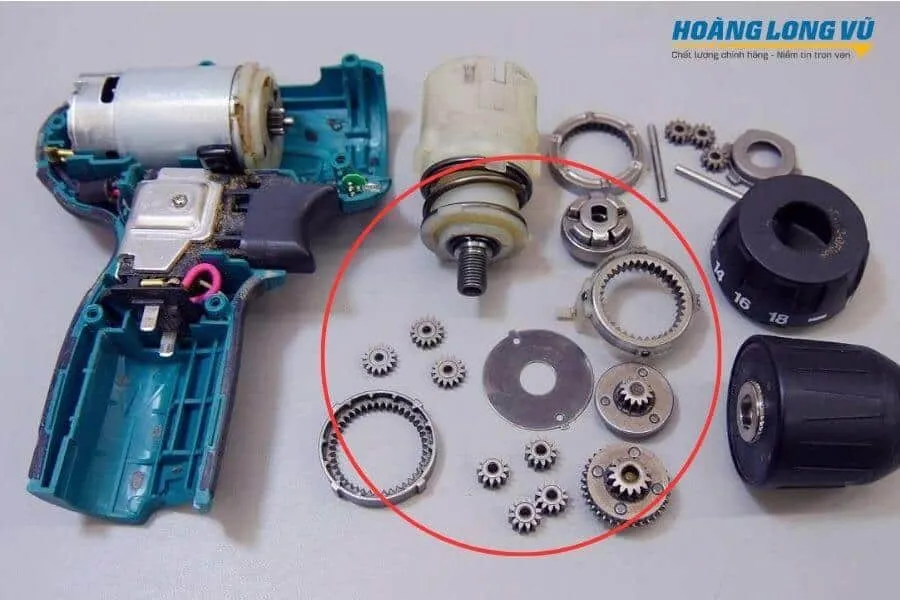 Kiểm tra bộ phận truyền động máy khoan