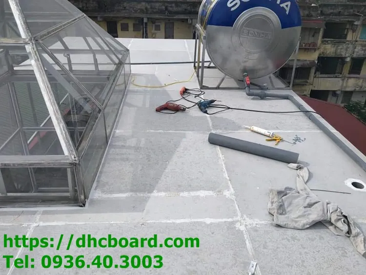 Ứng dụng tấm bê tông nhẹ làm mái nhà chống nóng và chịu nước.