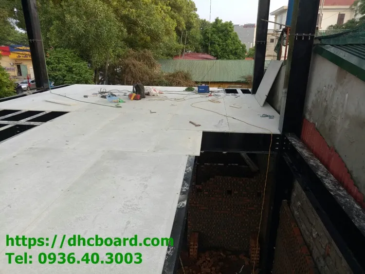 Lắp đặt tấm sàn nhẹ thay bê tông trên hệ khung thép chịu lực.