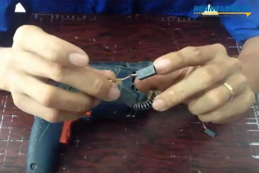 Thay mới chổi than máy khoan