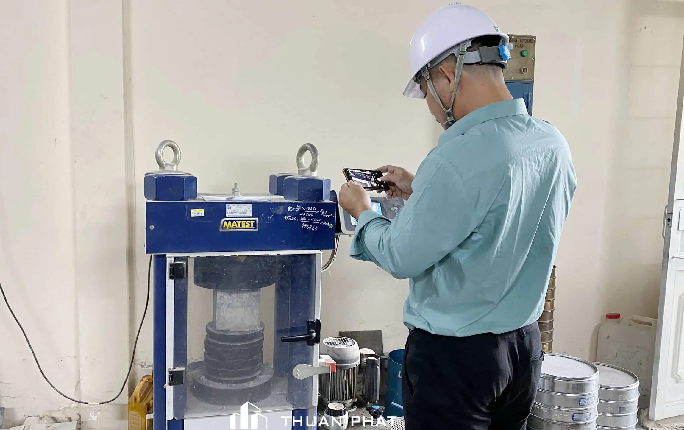 Máy nén mẫu bê tông chuyên dụng tại phòng thí nghiệm