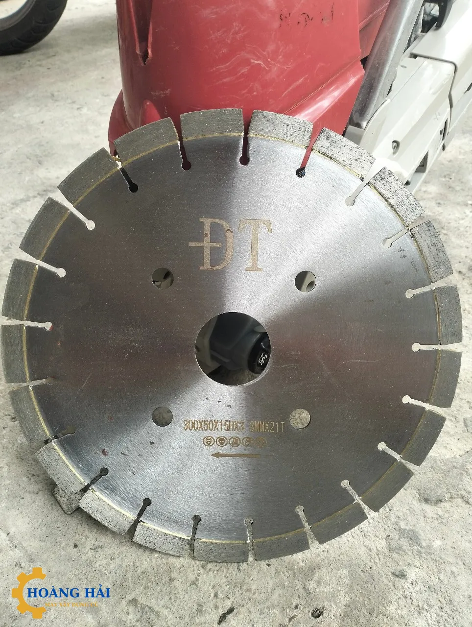 Tặng kèm lưỡi cắt bê tông 300mm chính hãng khi mua máy