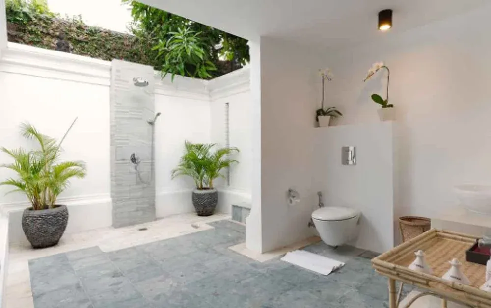 Nhà vệ sinh ngoài trời thiết kế với gam trắng chủ đạo (Nguồn: Internet)