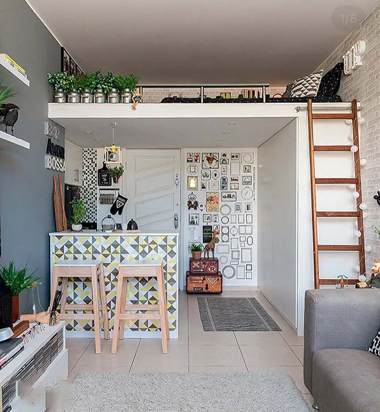 Nội thất phòng nhỏ gọn, hiện đại với gác lửng và trang trí đơn giản