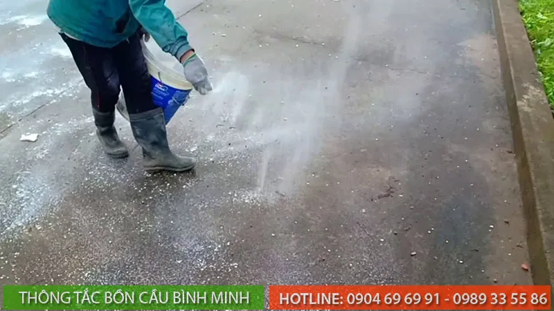 Hướng dẫn cách sử dụng thuốc tẩy rong rêu trên nền xi măng đúng