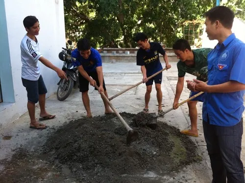Quy trình trộn bê tông bằng máy giúp kiểm soát thể tích xi măng chính xác hơn so với trộn tay