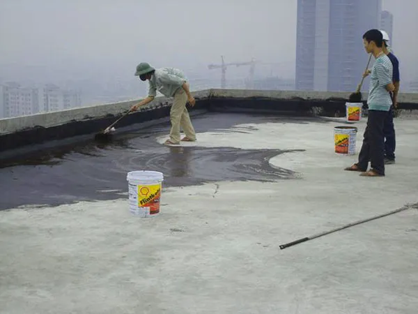 Tưới nước dưỡng hộ bê tông