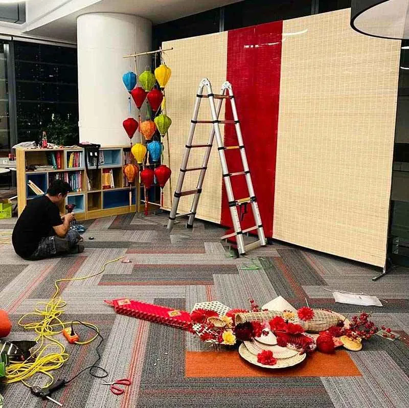 Nhân viên trang trí tiểu cảnh Tết tại văn phòng