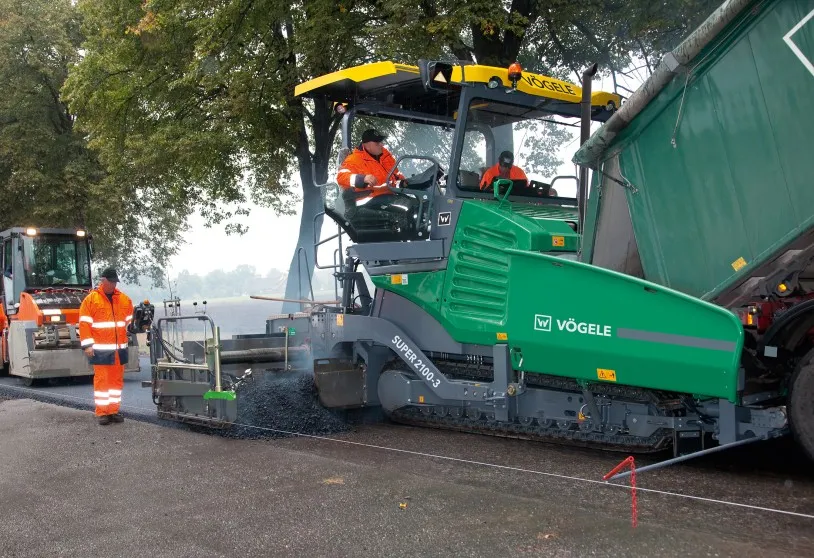 Máy rải nhựa đang vận hành thảm lớp mặt đường