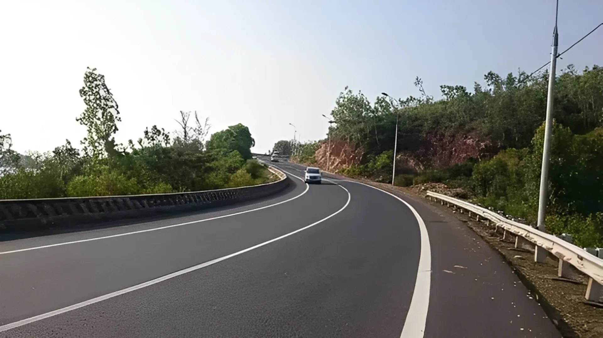 Váº¡ch káº» Ä'Æ°á»ng mÃ u tráº¯ng nÃ©t liá»n