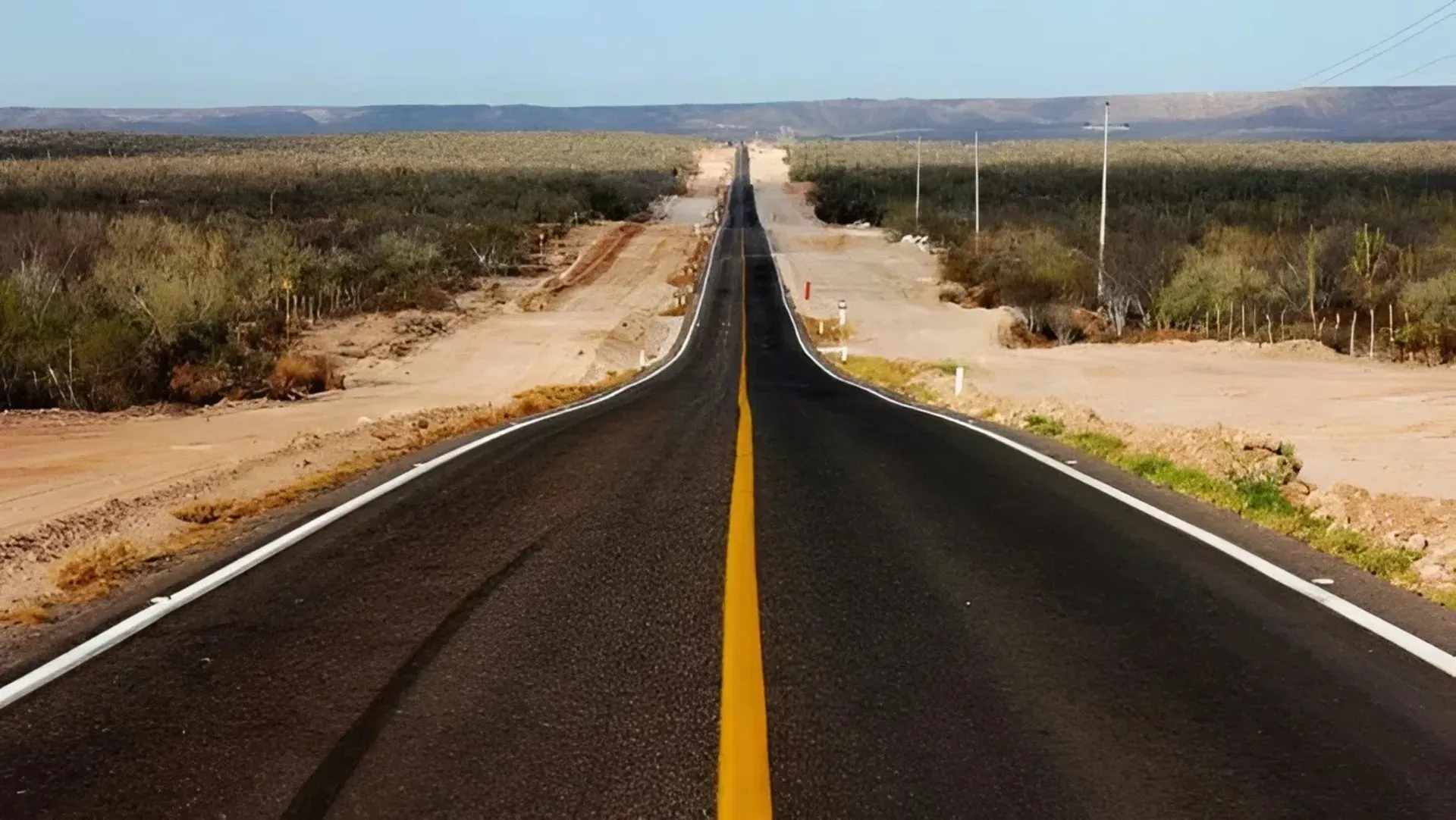 Váº¡ch káº» Ä'Æ°á»ng mÃ u vÃ ng nÃ©t liá»n