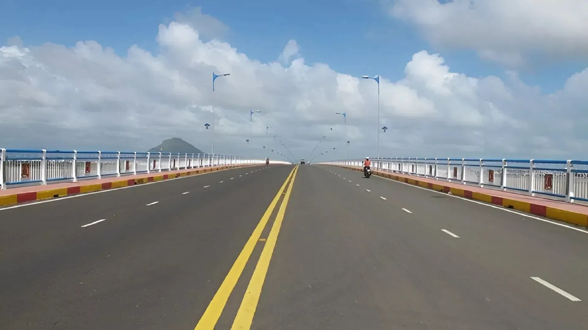 2 váº¡ch liá»n mÃ  vÃ ng