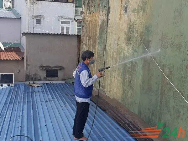 Vệ sinh bề mặt tường trước khi chống thấm