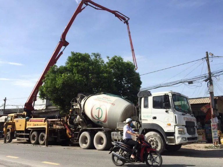 Xe trộn bê tông vận hành trên công trường