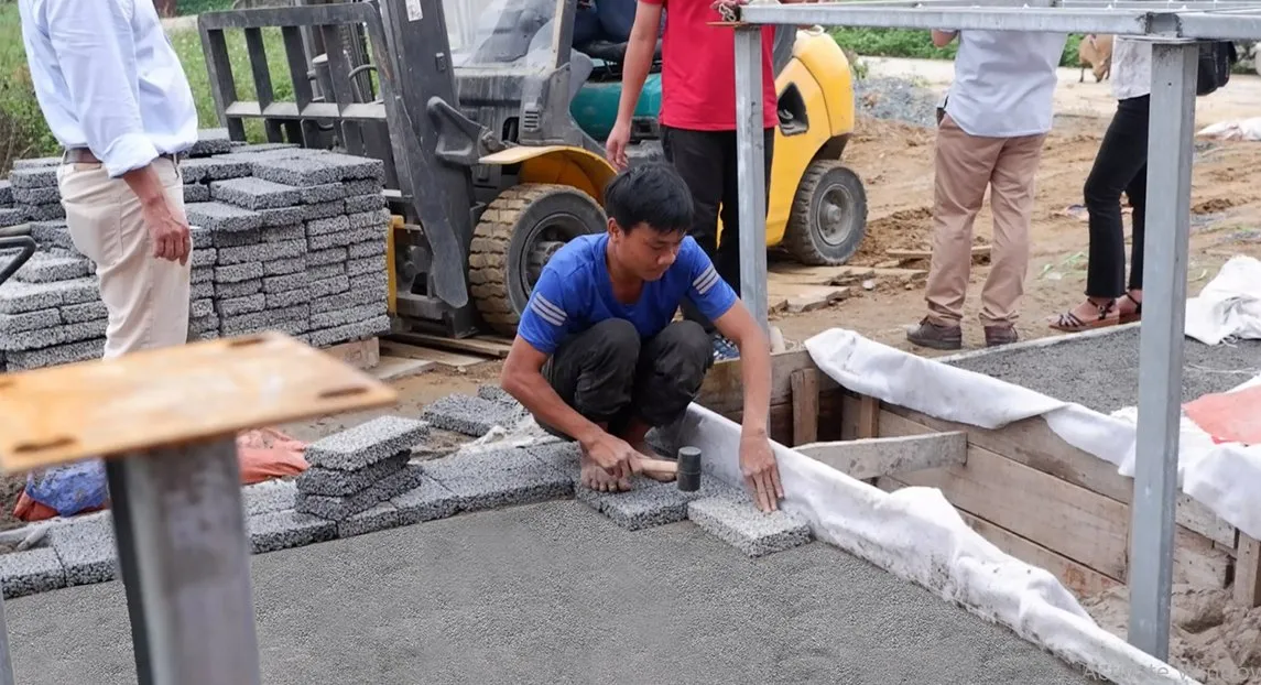 Kỹ thuật xếp gạch tự chèn và sử dụng búa cao su để điều chỉnh độ phẳng bề mặt